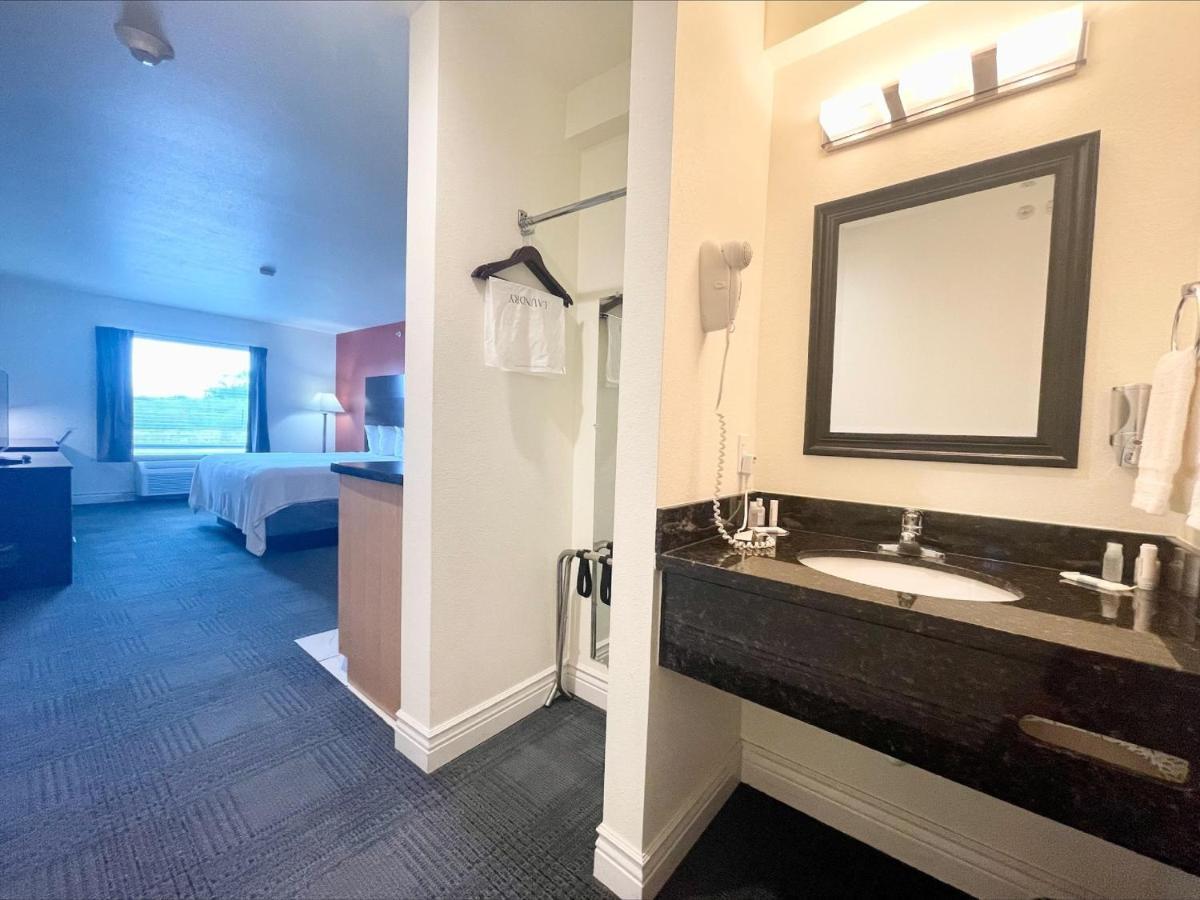 Fairbridge Inn & Suites Cuero エクステリア 写真
